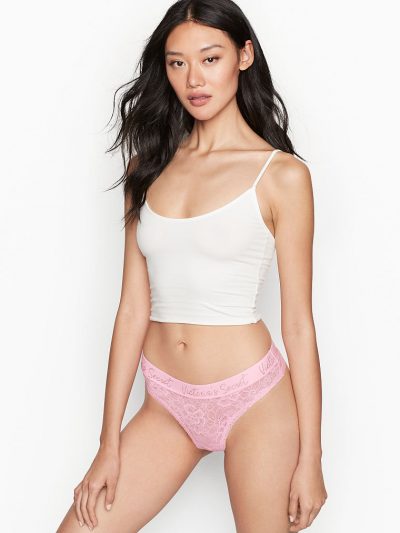Kelnaitės su Victoria's Secret užrašais