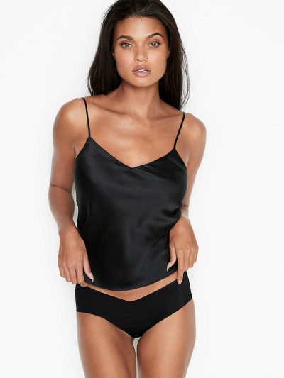 Besiūlės, juodos kelnaitės puoštos Victoria's Secret užrašais