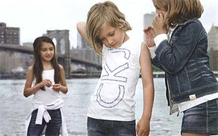 Vaikai apsirengę firminiais rūbais prie upės