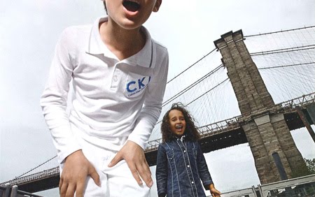 Berniukas su Calvin Klein marškinėliais ir mergaitė